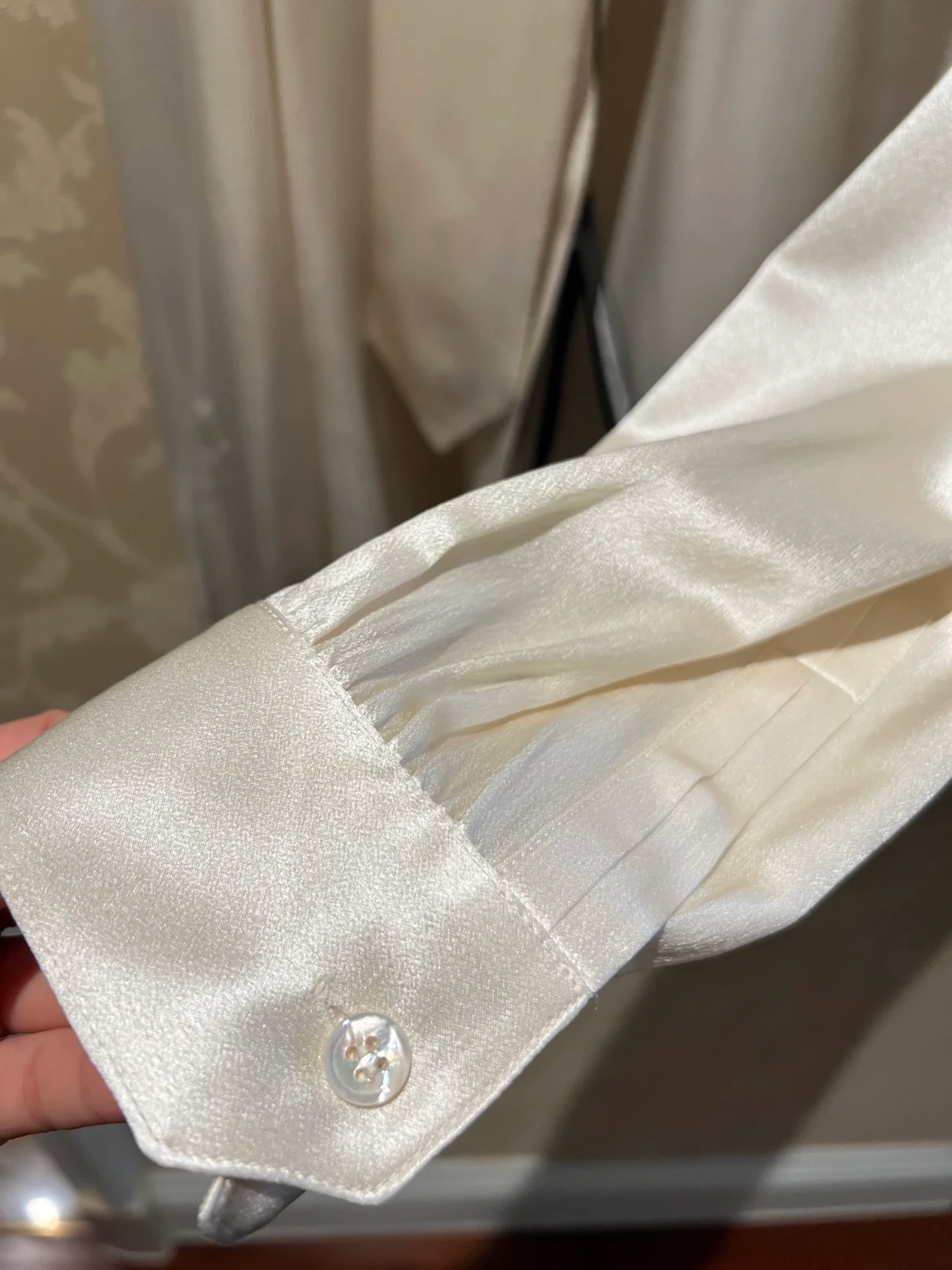 생로랑 실크 새틴 라발리에르 넥 블라우스