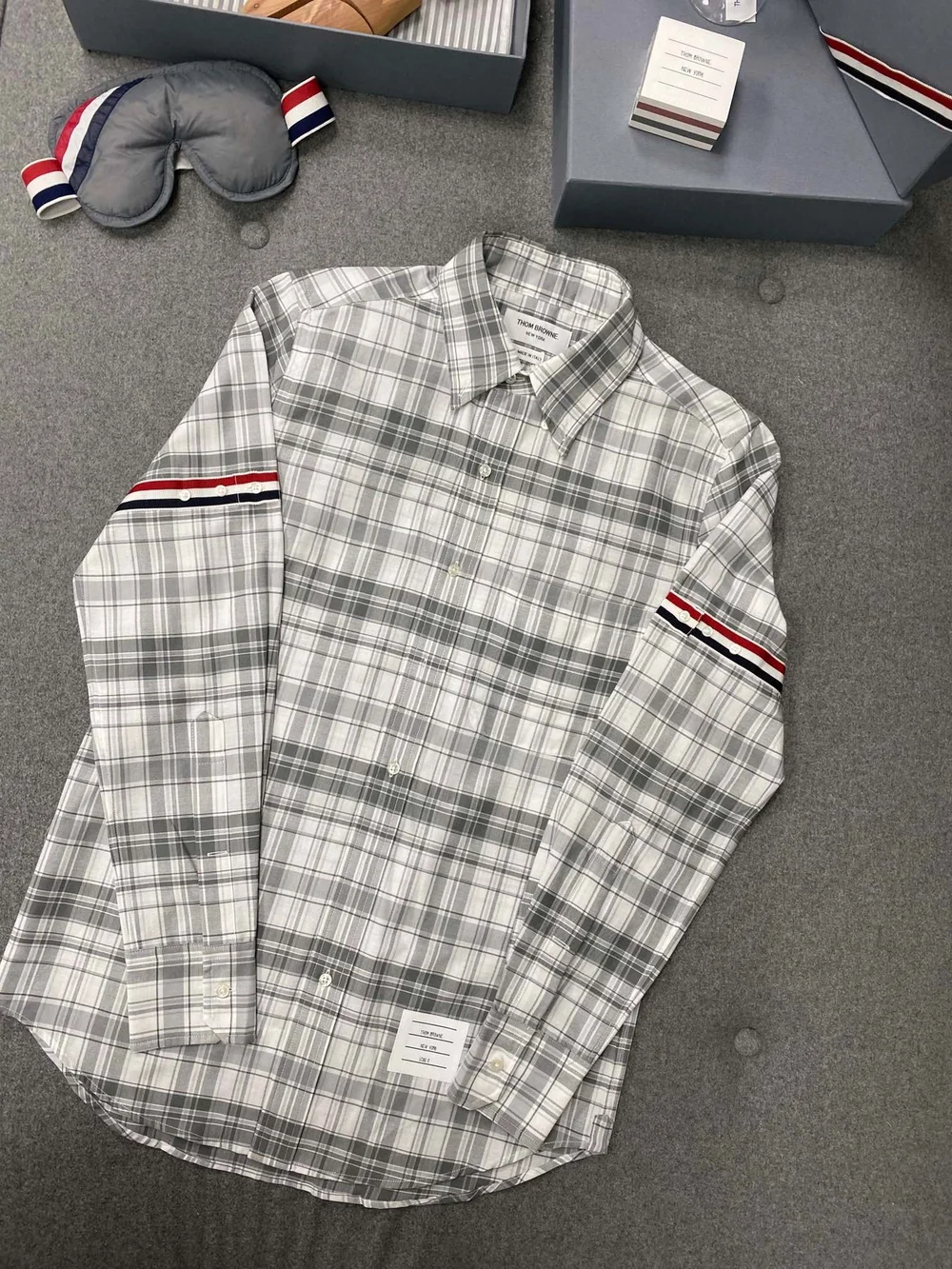 톰브라운 미디엄 그레이 스트라이프 플레이드 셔츠