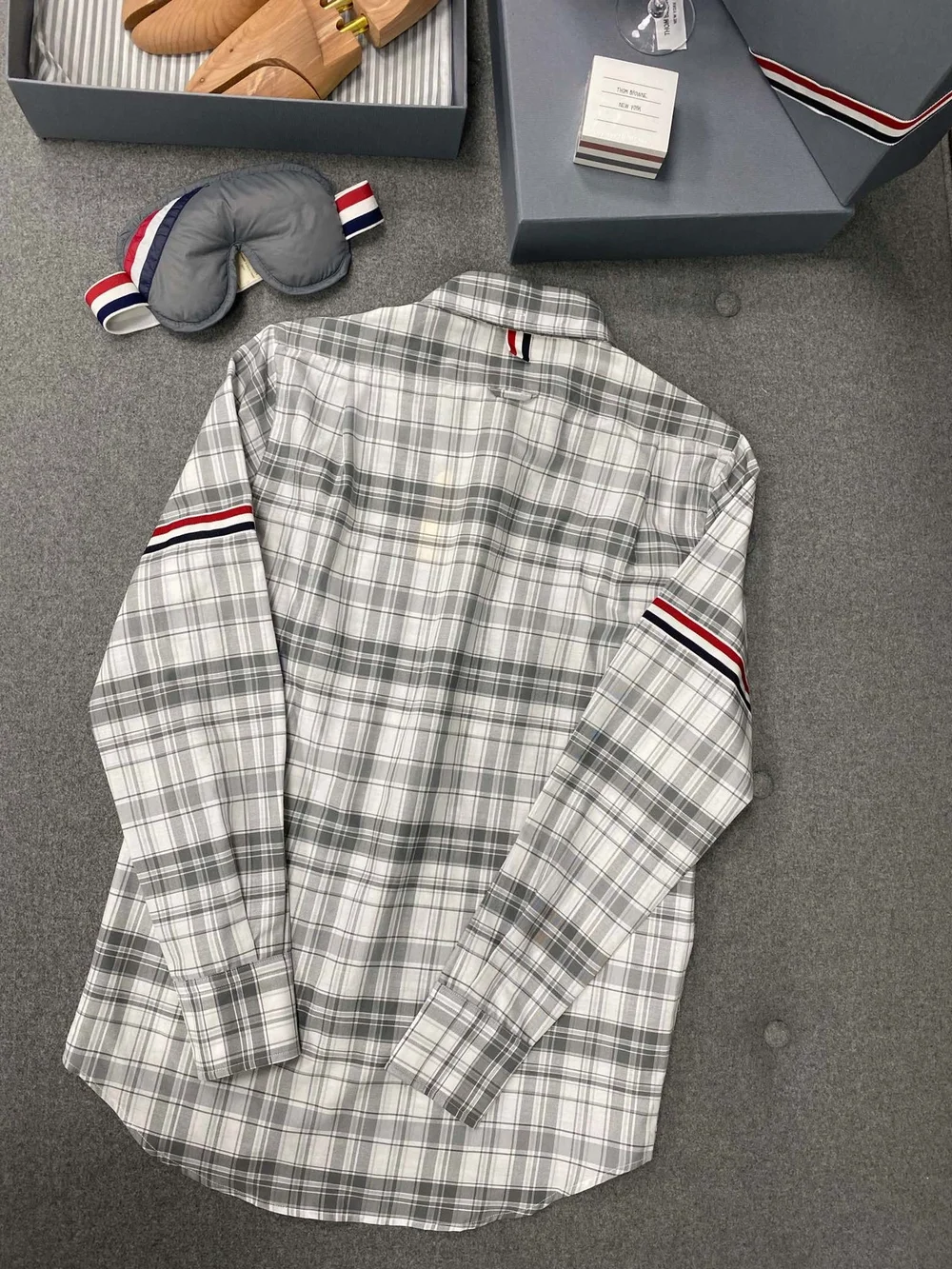 톰브라운 미디엄 그레이 스트라이프 플레이드 셔츠