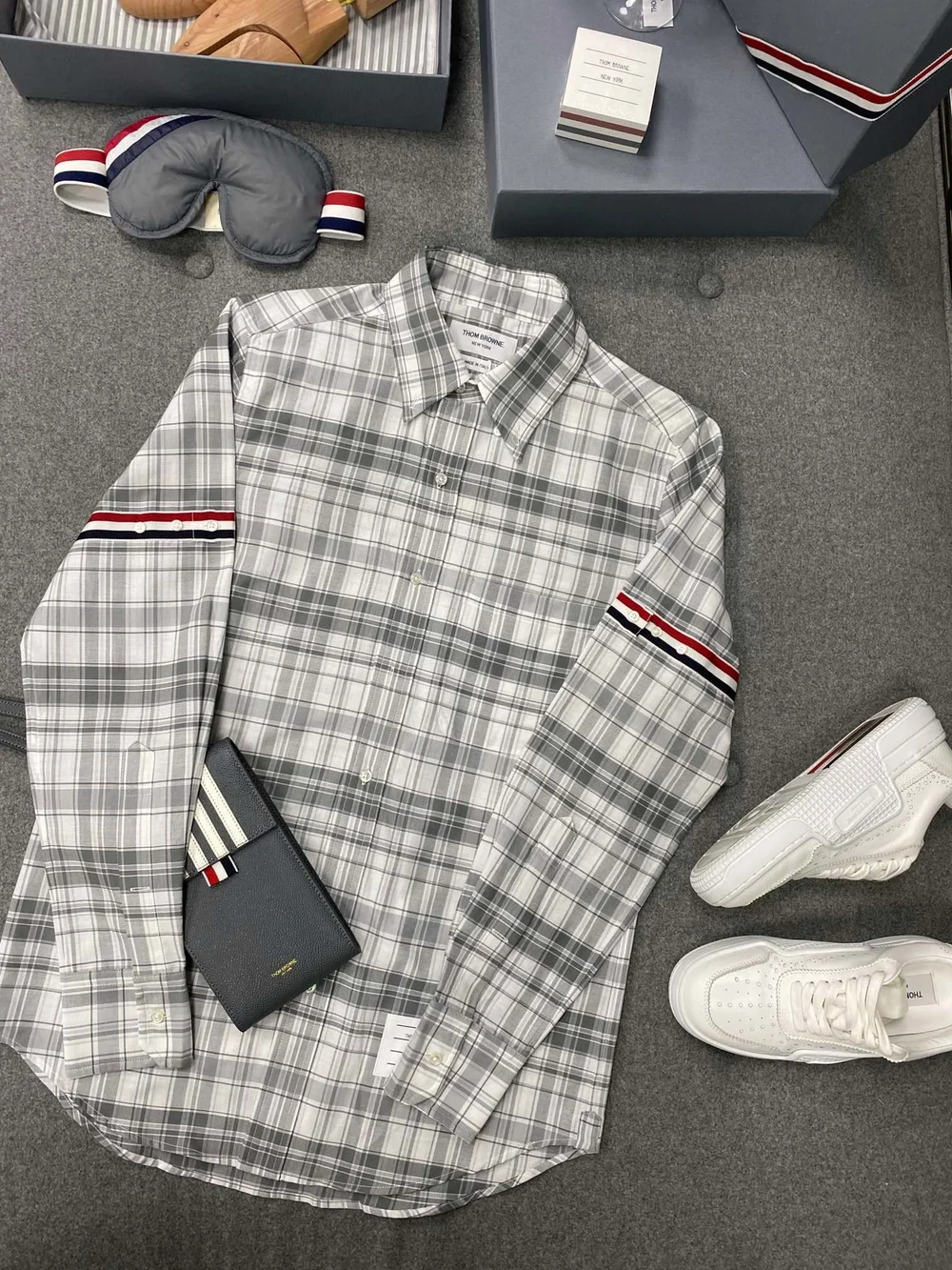 톰브라운 미디엄 그레이 스트라이프 플레이드 셔츠