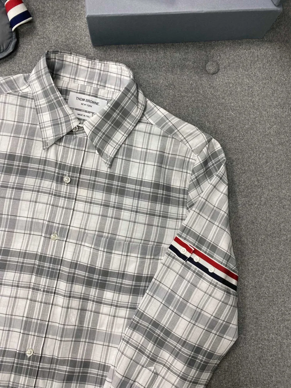 톰브라운 미디엄 그레이 스트라이프 플레이드 셔츠