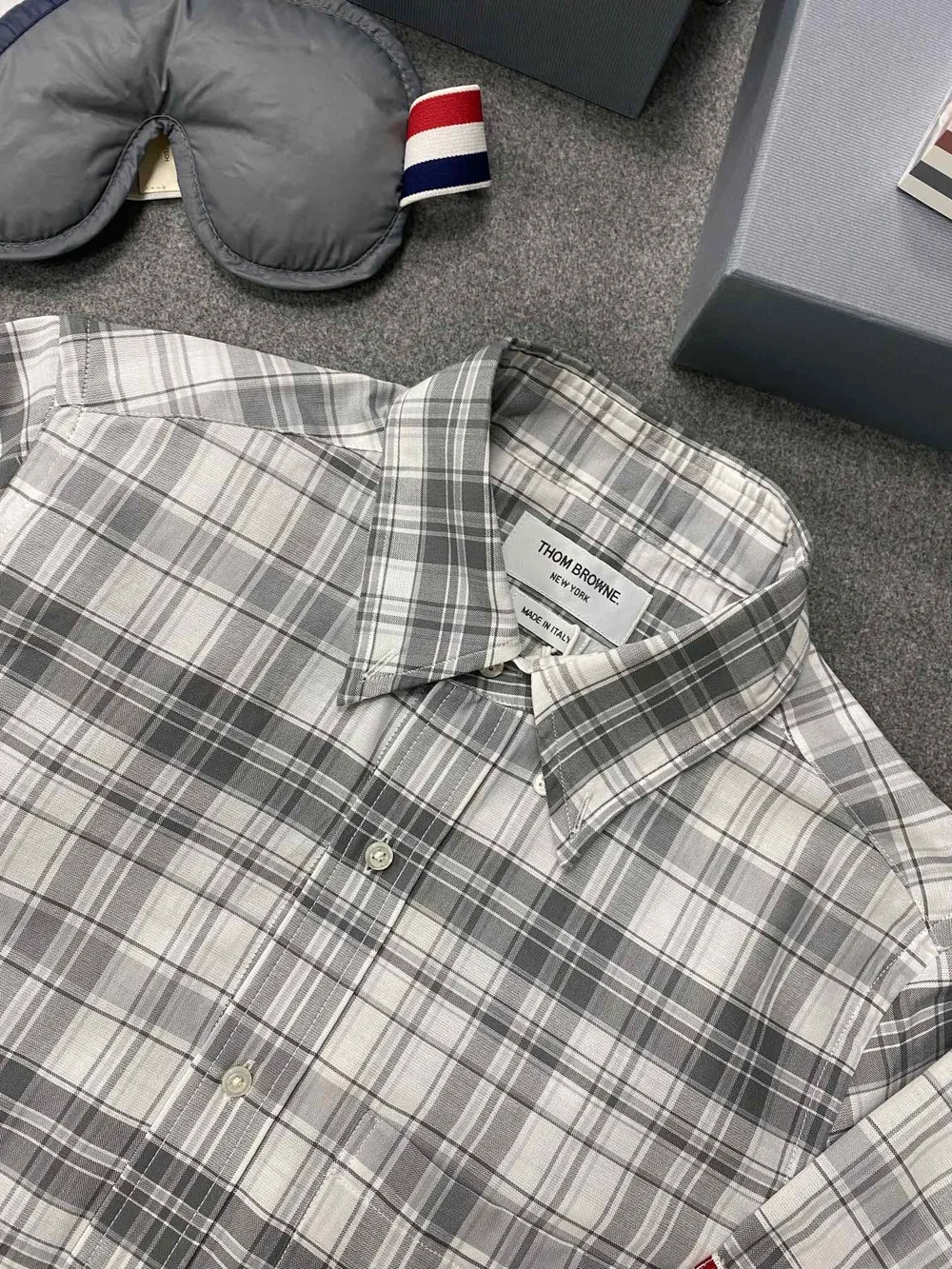 톰브라운 미디엄 그레이 스트라이프 플레이드 셔츠
