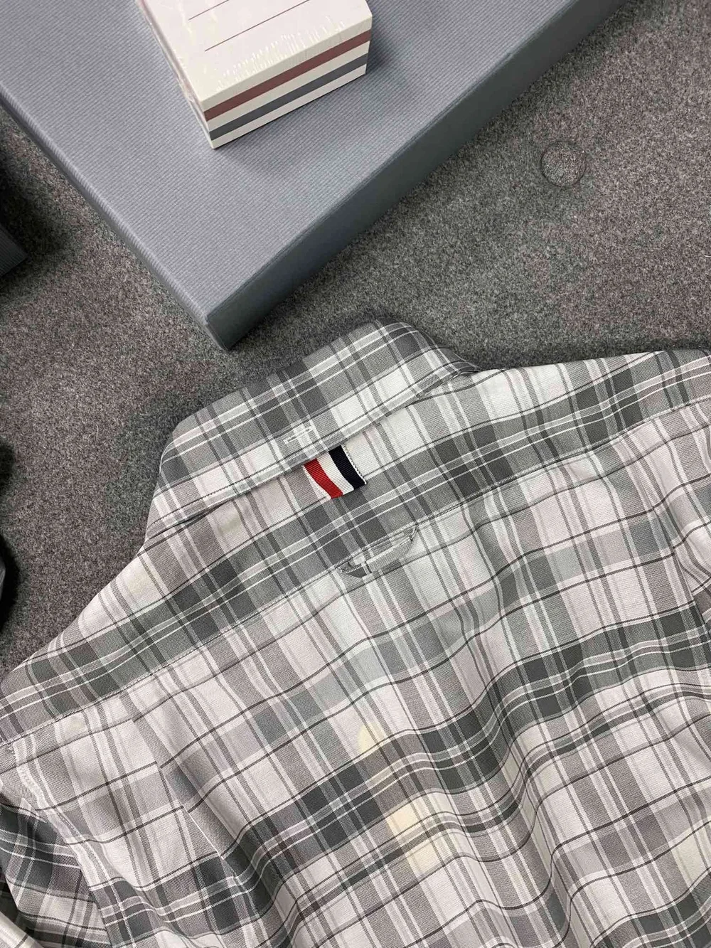 톰브라운 미디엄 그레이 스트라이프 플레이드 셔츠