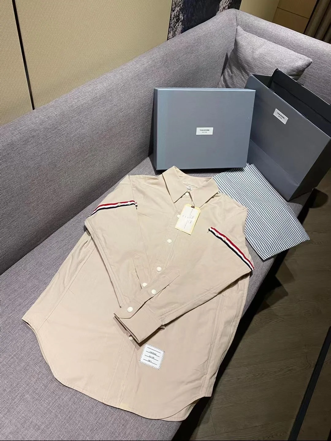 톰브라운 그로그래인 암밴드 셔츠 베이지