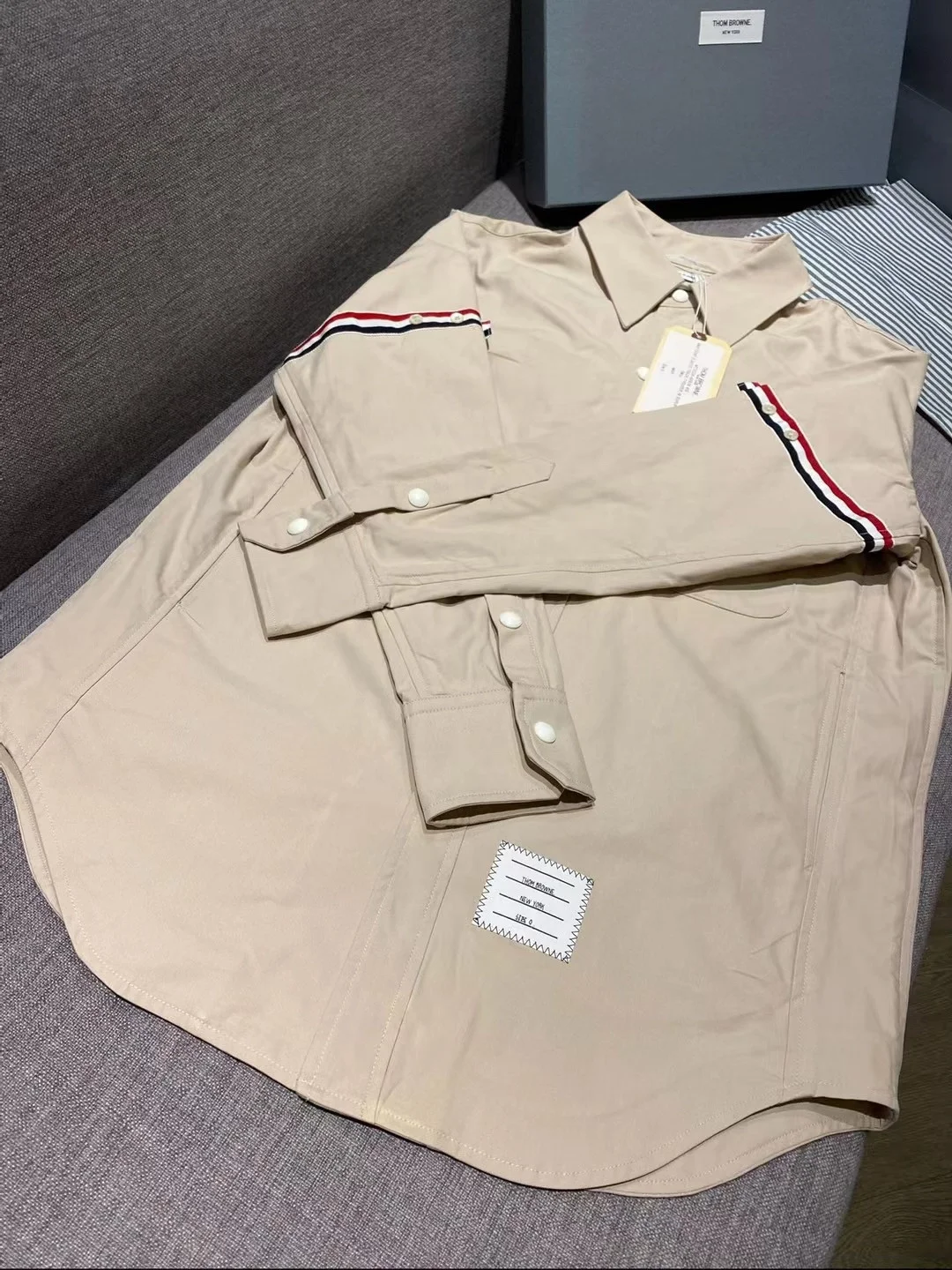 톰브라운 그로그래인 암밴드 셔츠 베이지