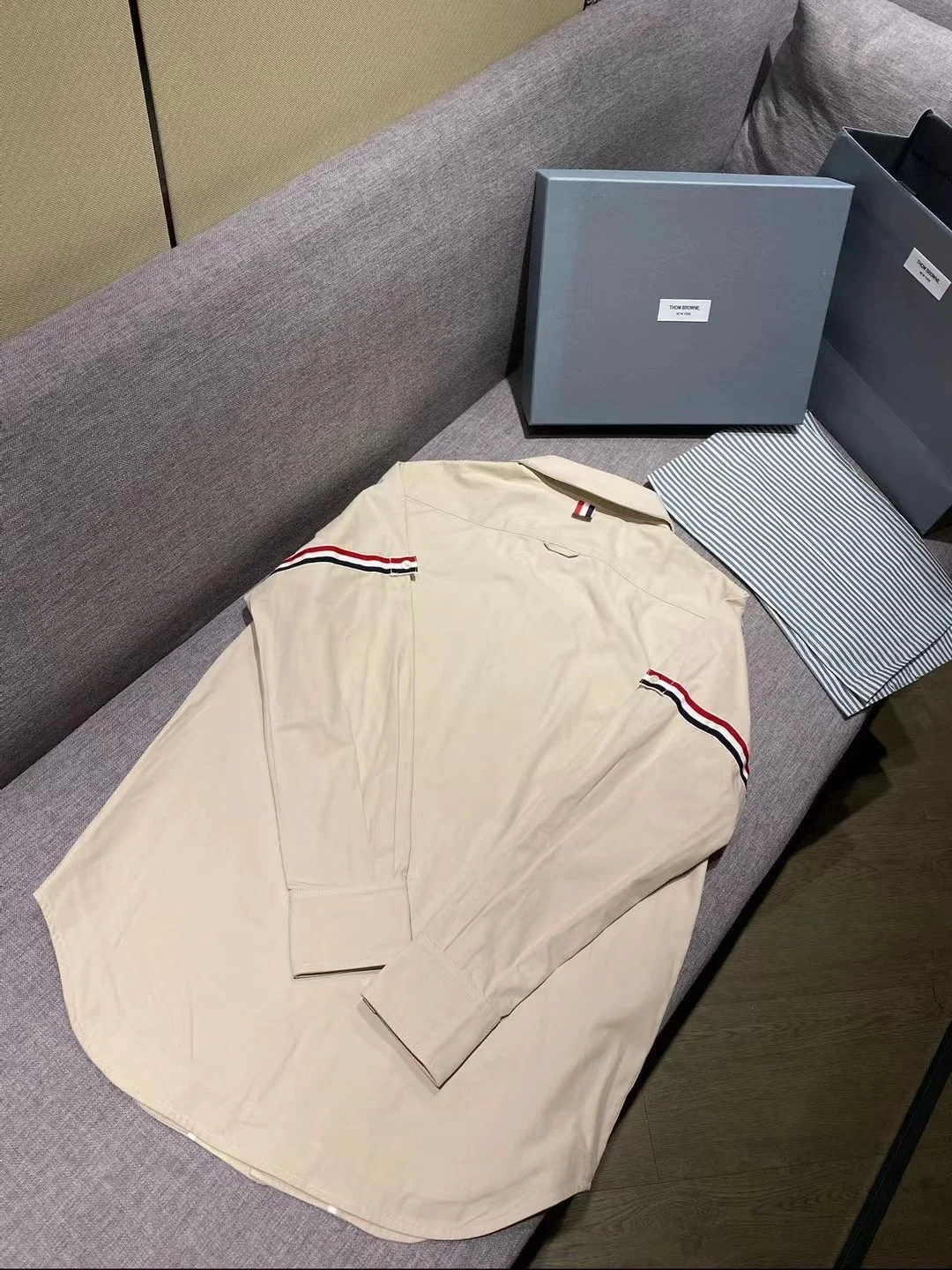 톰브라운 그로그래인 암밴드 셔츠 베이지