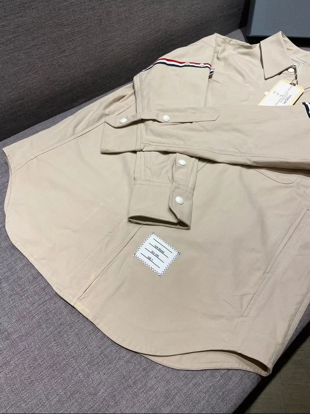 톰브라운 그로그래인 암밴드 셔츠 베이지