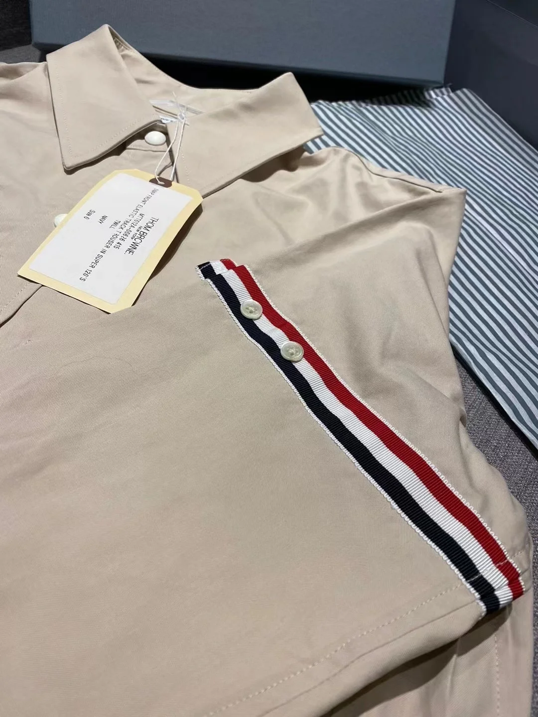 톰브라운 그로그래인 암밴드 셔츠 베이지