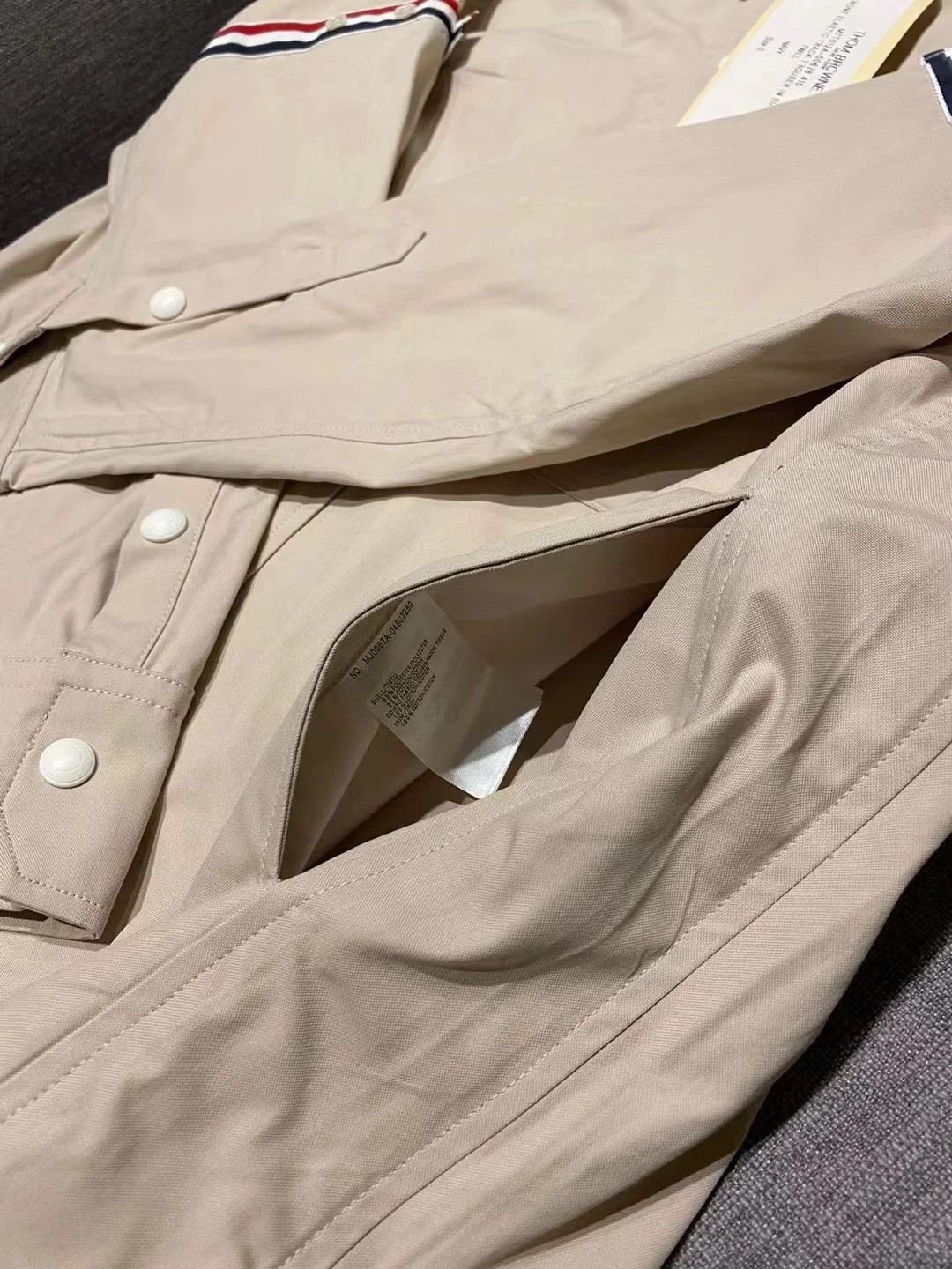 톰브라운 그로그래인 암밴드 셔츠 베이지