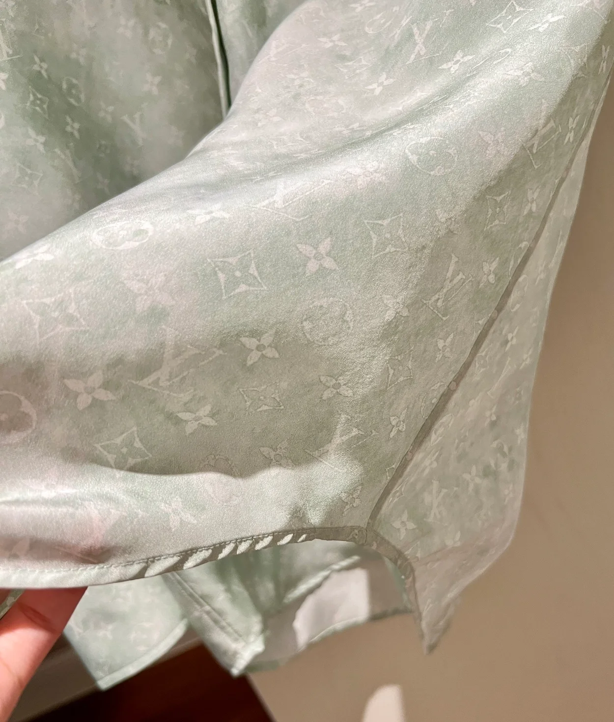 루이비통 모노그램 클라우드 셔츠 1AFDLV