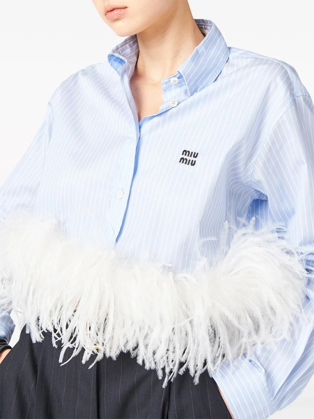 미우미우 스트라이프 페더 트리밍 셔츠