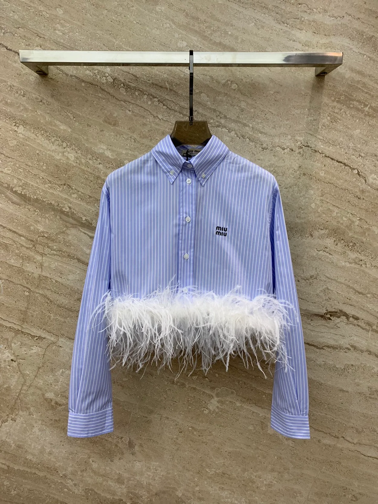 미우미우 스트라이프 페더 트리밍 셔츠
