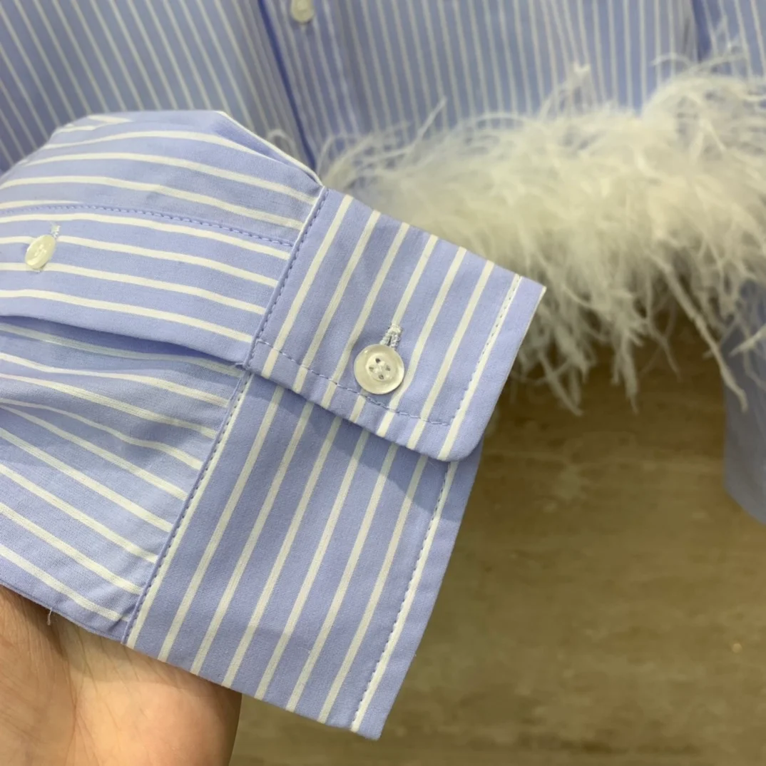 미우미우 스트라이프 페더 트리밍 셔츠