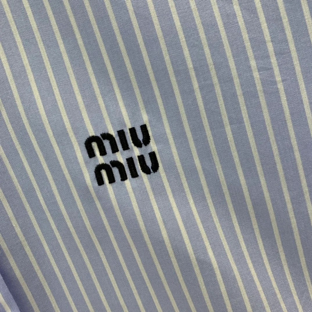 미우미우 스트라이프 페더 트리밍 셔츠