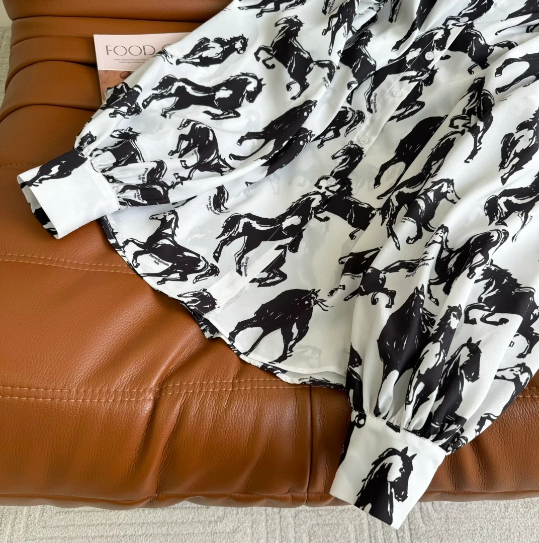 발망 홀스 프린트 푸시 보우 실크 셔츠