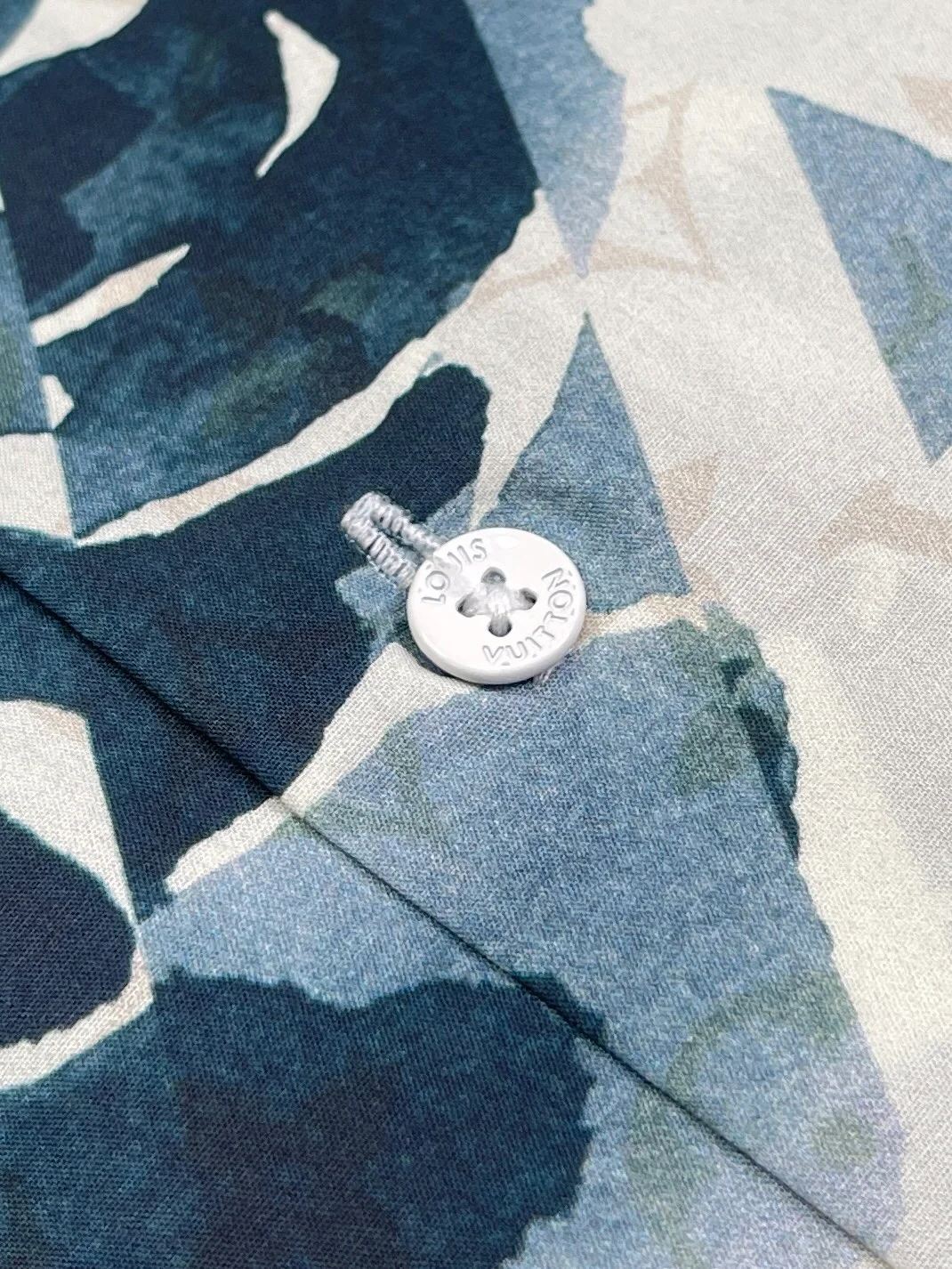 루이비통 롱 슬리브 프린티드 셔츠