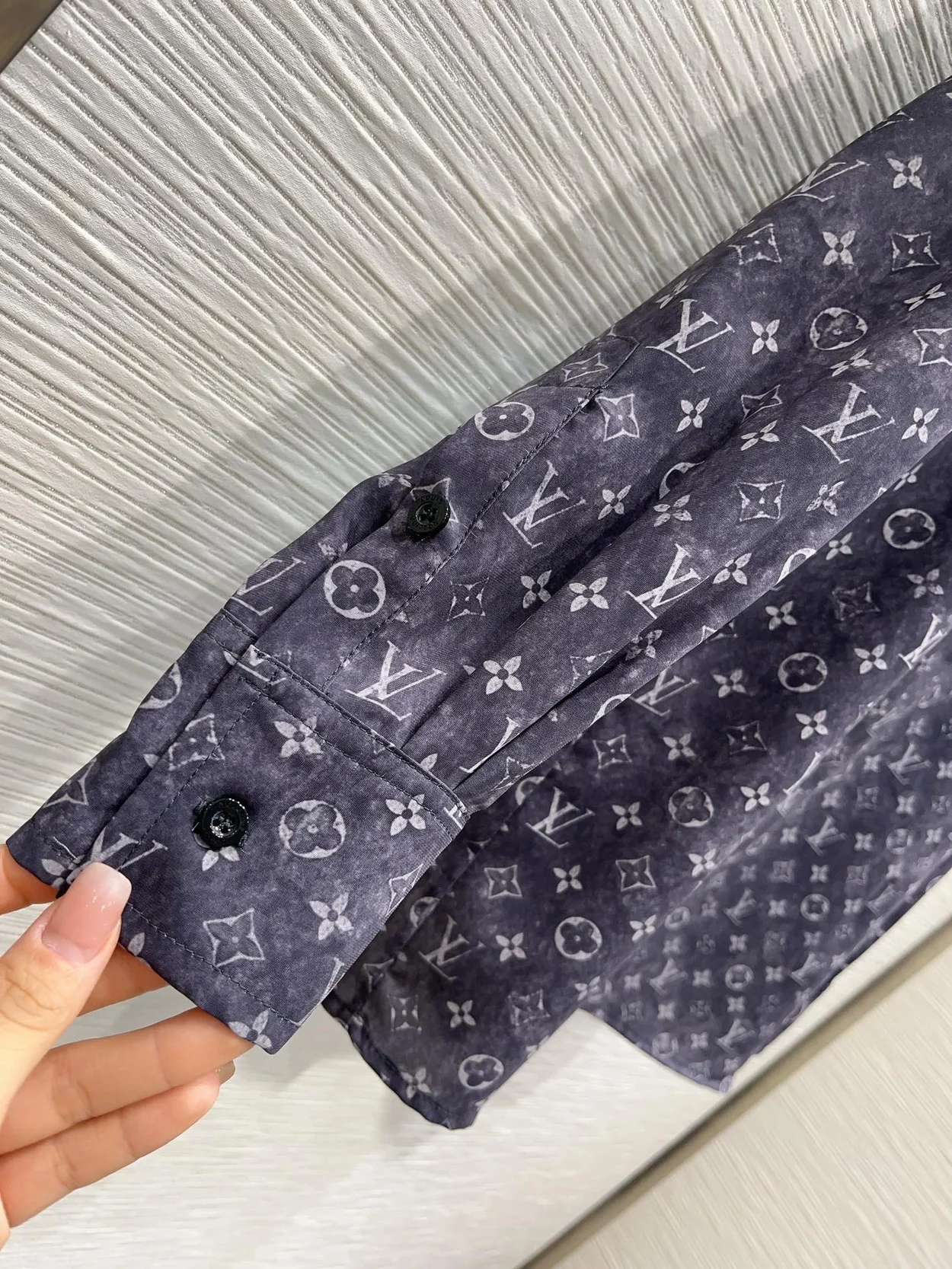 루이비통 모노그램 클라우드 셔츠 1AFHI8