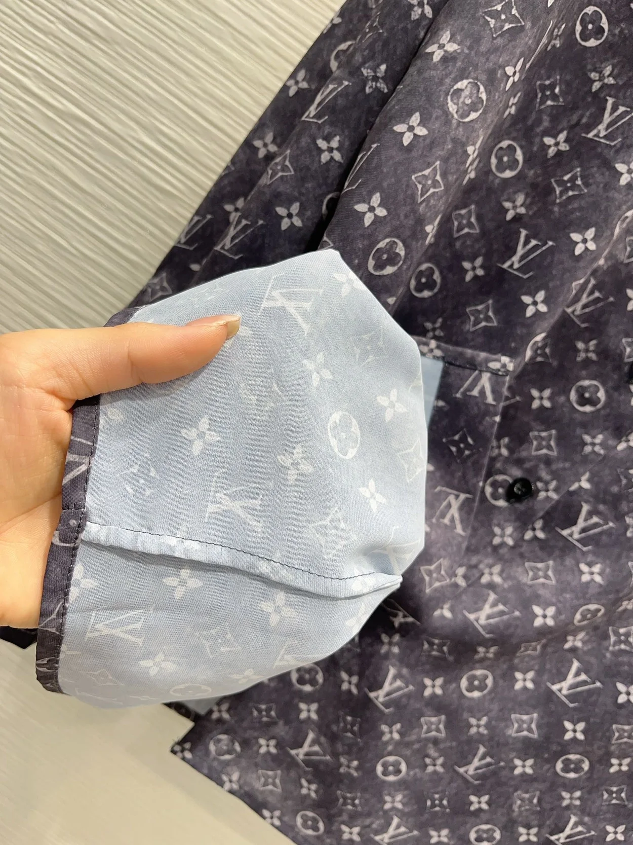 루이비통 모노그램 클라우드 셔츠 1AFHI8