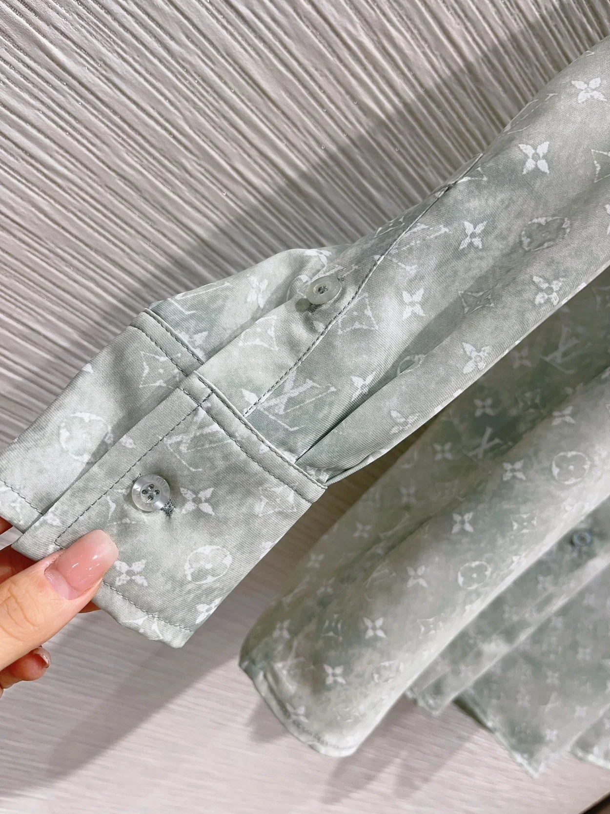 루이비통 모노그램 클라우드 셔츠 1AFDLS