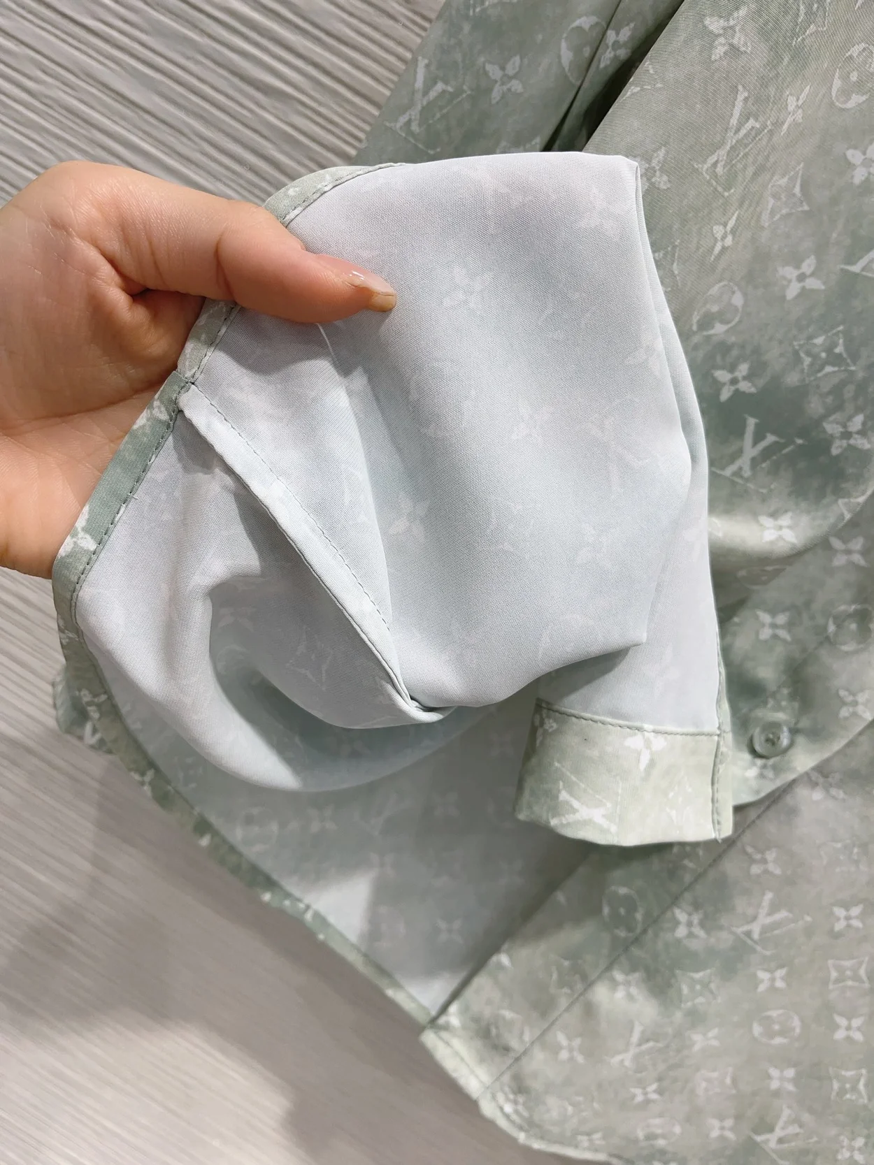 루이비통 모노그램 클라우드 셔츠 1AFDLS