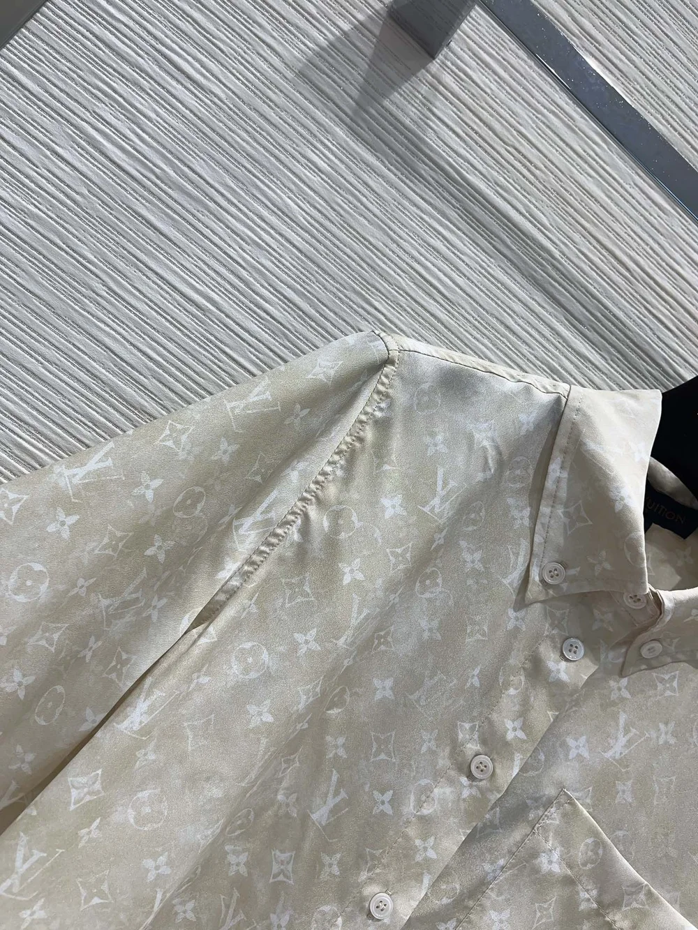 루이비통 모노그램 클라우드 셔츠 1AFDLK