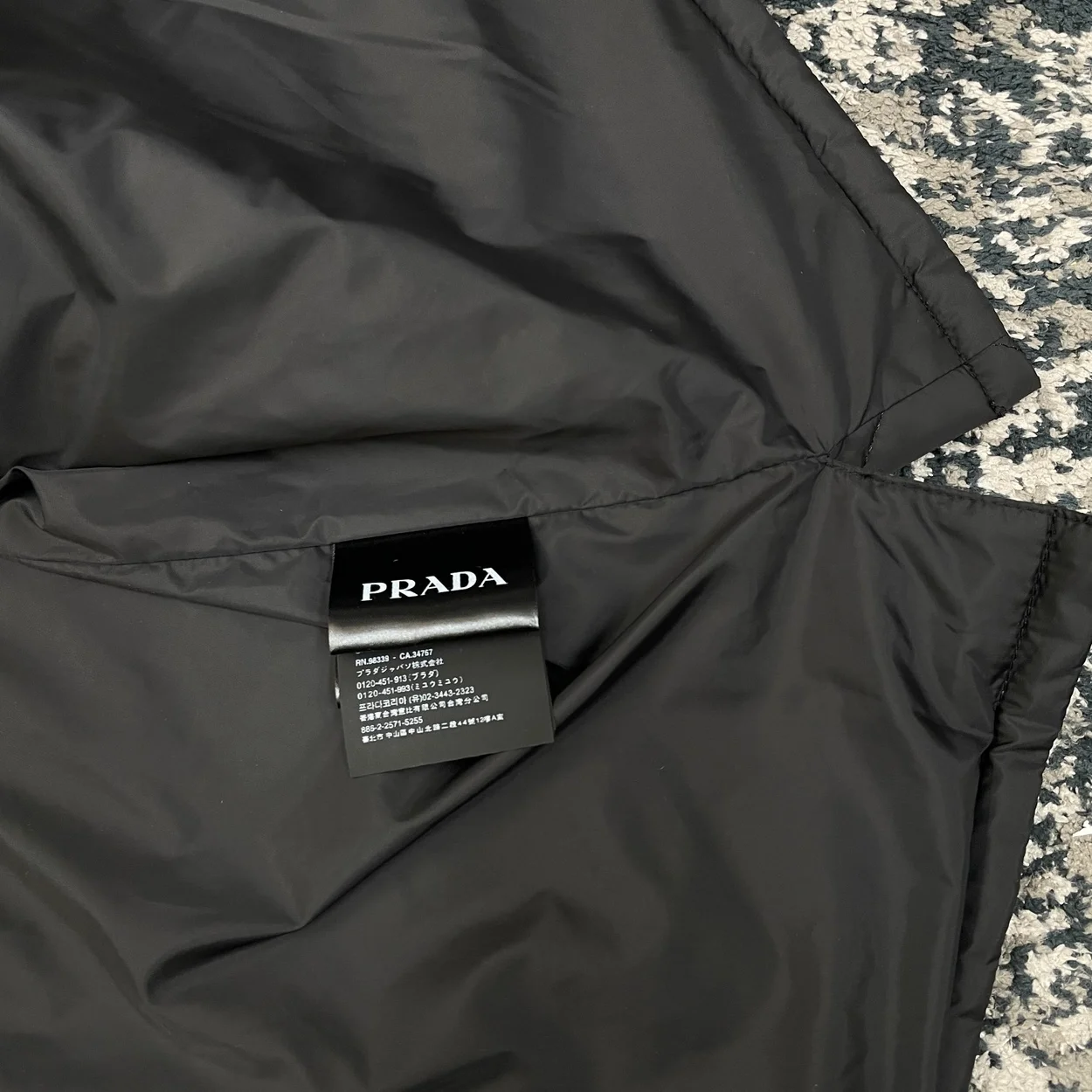 프라다 리나일론 패디드 셔츠 블랙