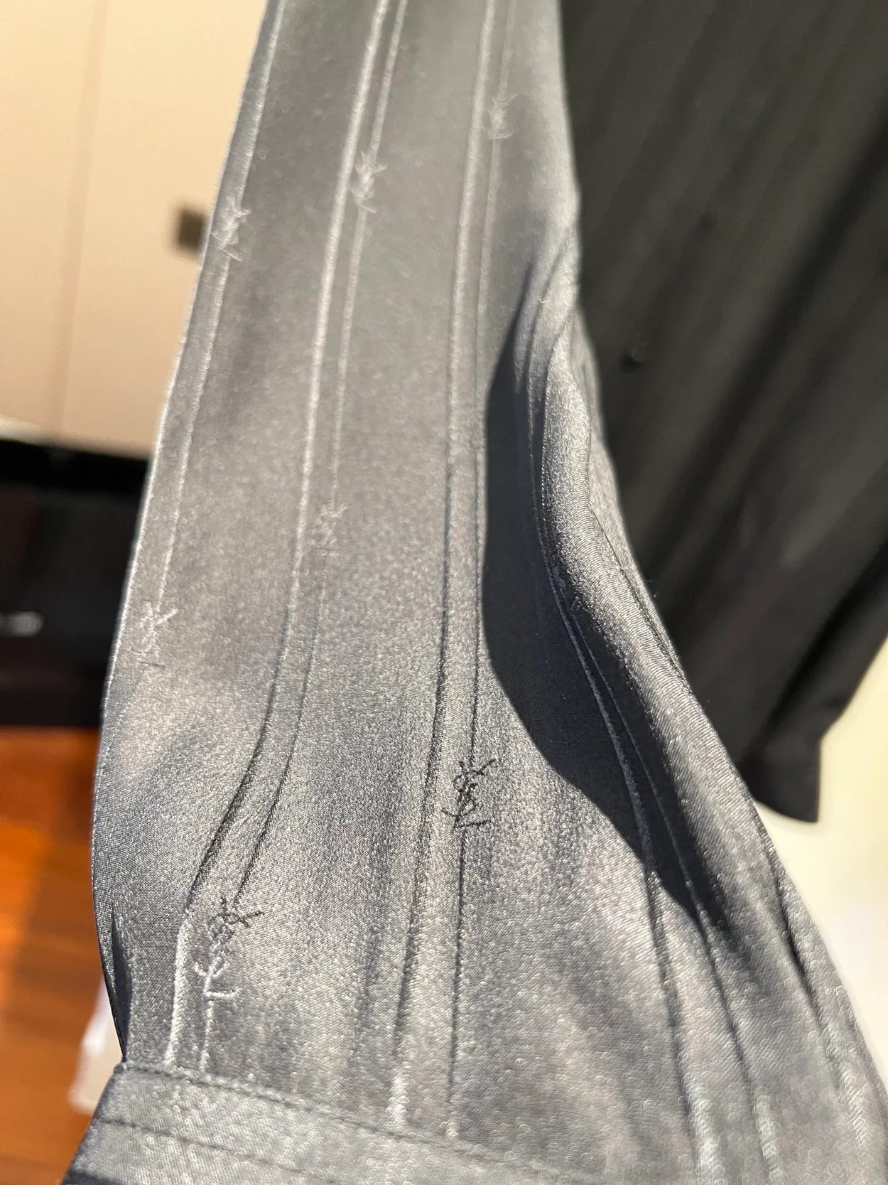 생로랑 카산드라 스트라이프 실크 셔츠