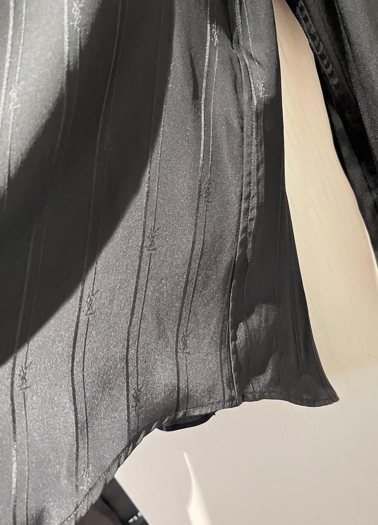 생로랑 카산드라 스트라이프 실크 셔츠