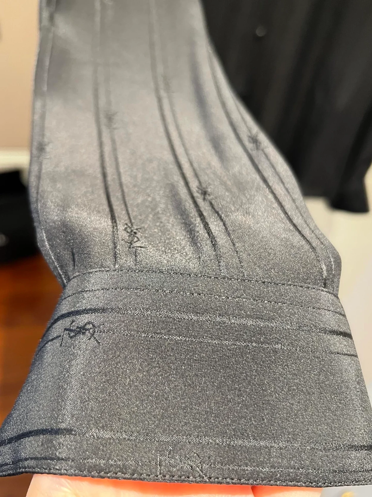 생로랑 카산드라 스트라이프 실크 셔츠