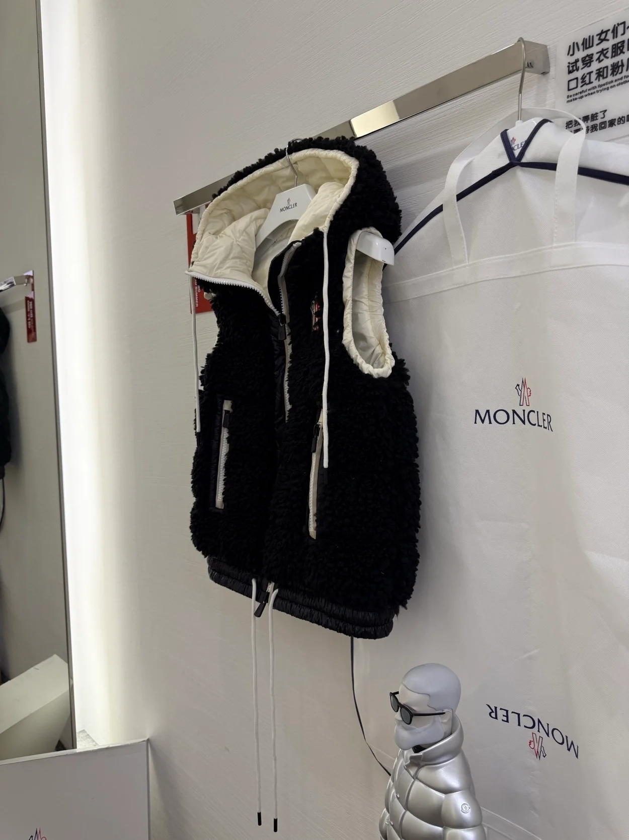 몽클레어 테디 패디드 조끼 블랙