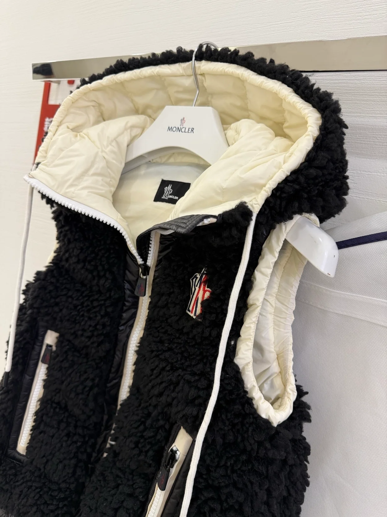 몽클레어 테디 패디드 조끼 블랙