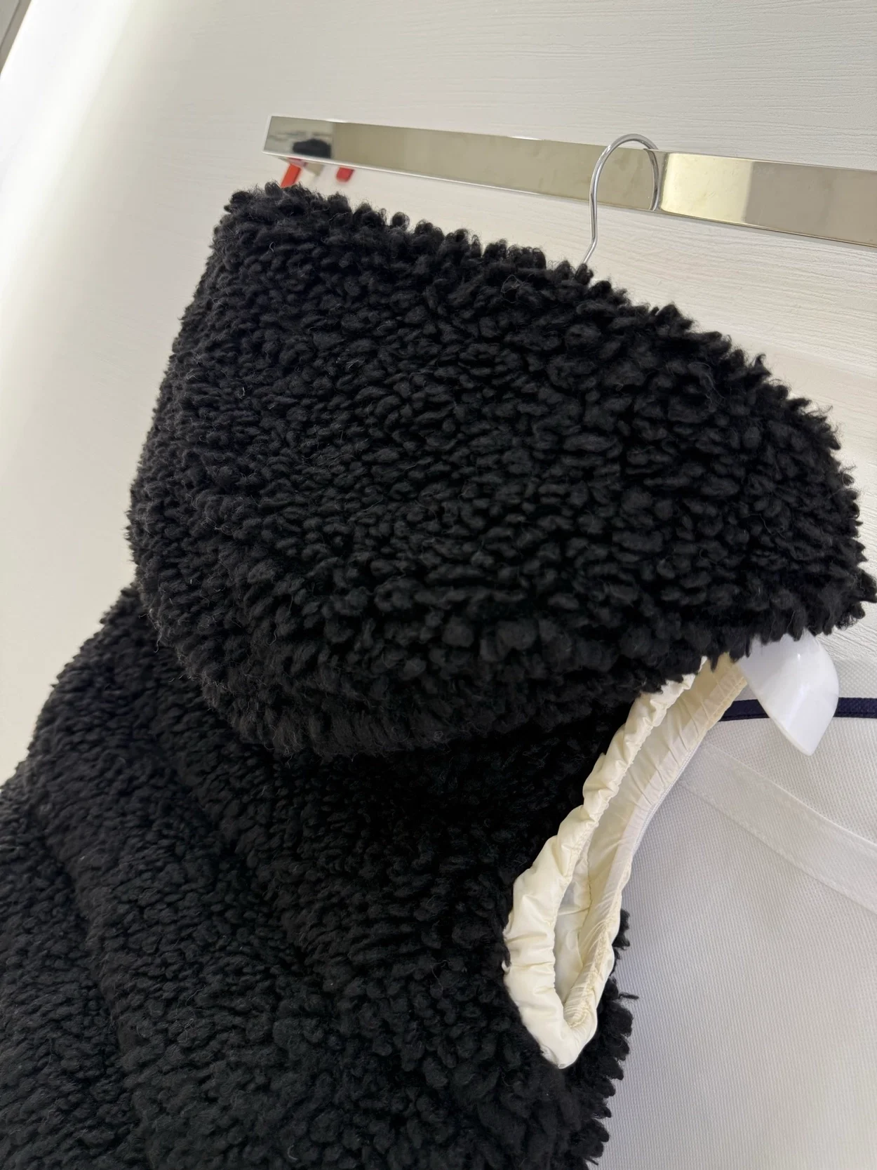 몽클레어 테디 패디드 조끼 블랙