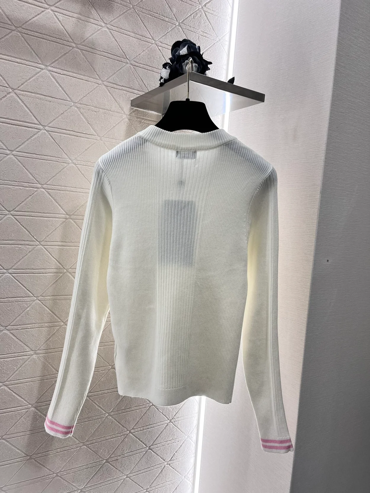 샤넬 엠브로이디드 크루넥 니트 아이보리