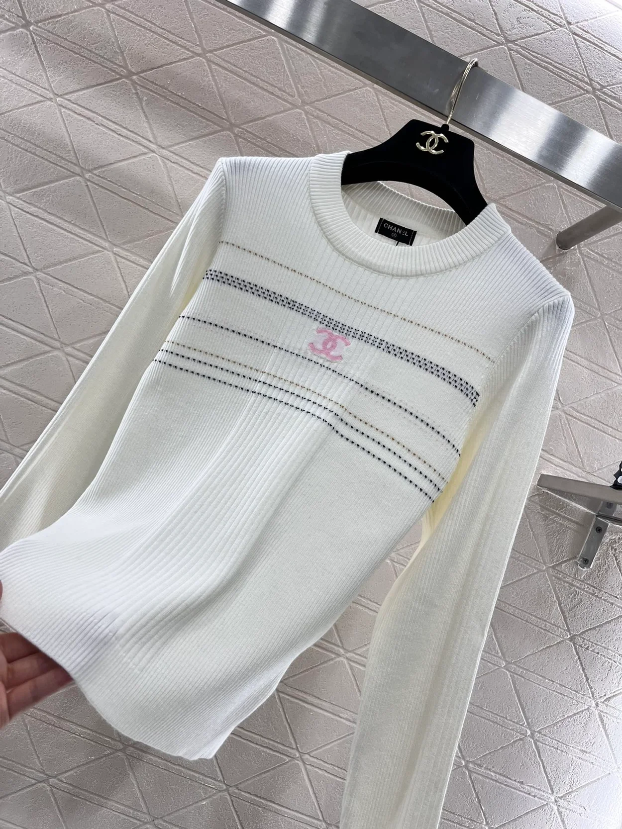샤넬 엠브로이디드 크루넥 니트 아이보리