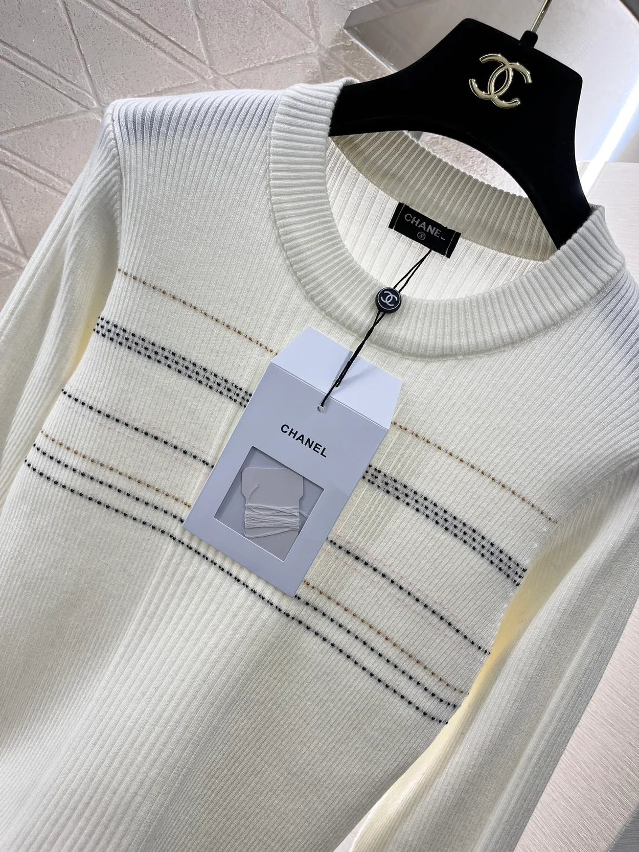 샤넬 엠브로이디드 크루넥 니트 아이보리