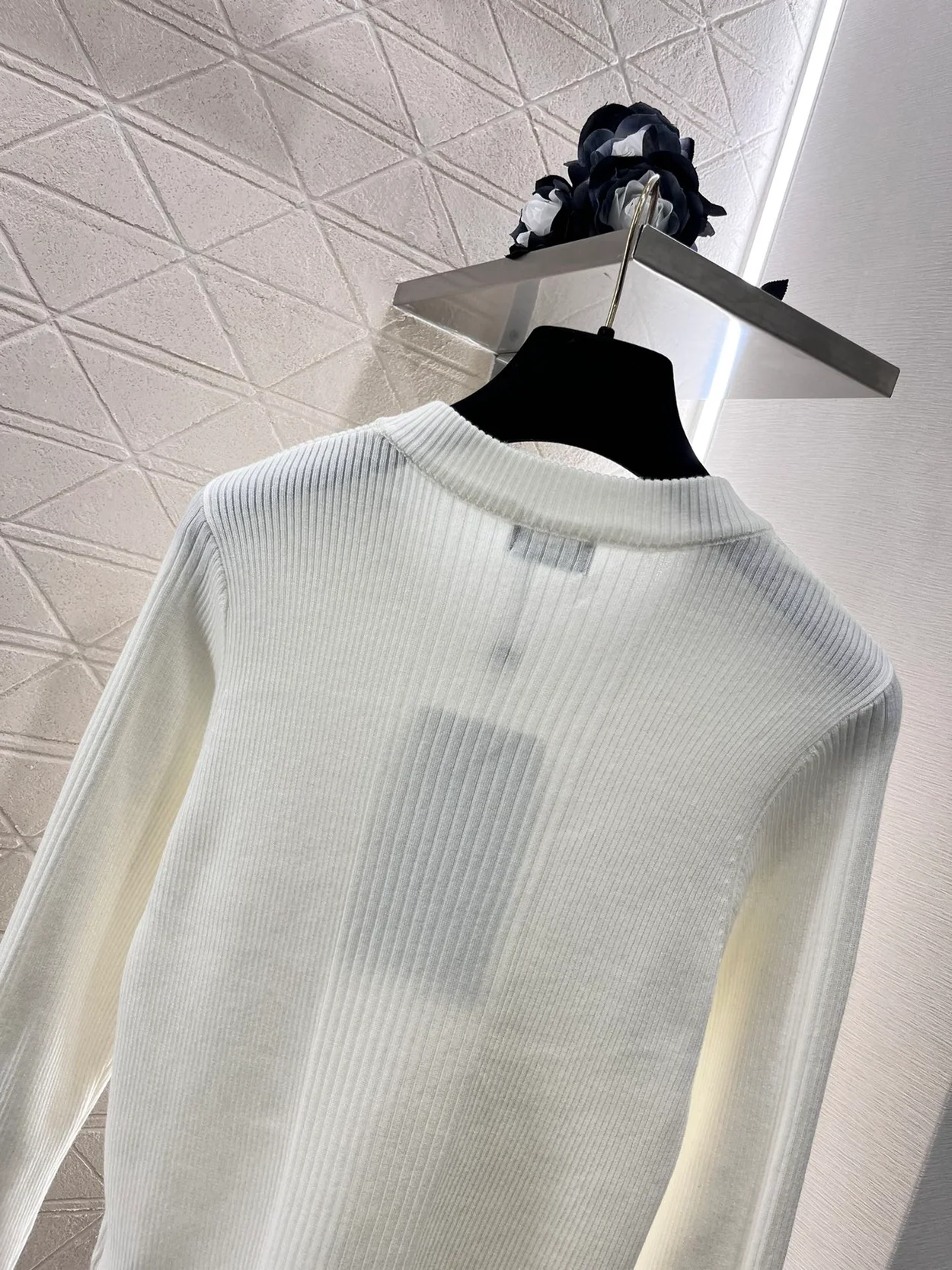 샤넬 엠브로이디드 크루넥 니트 아이보리