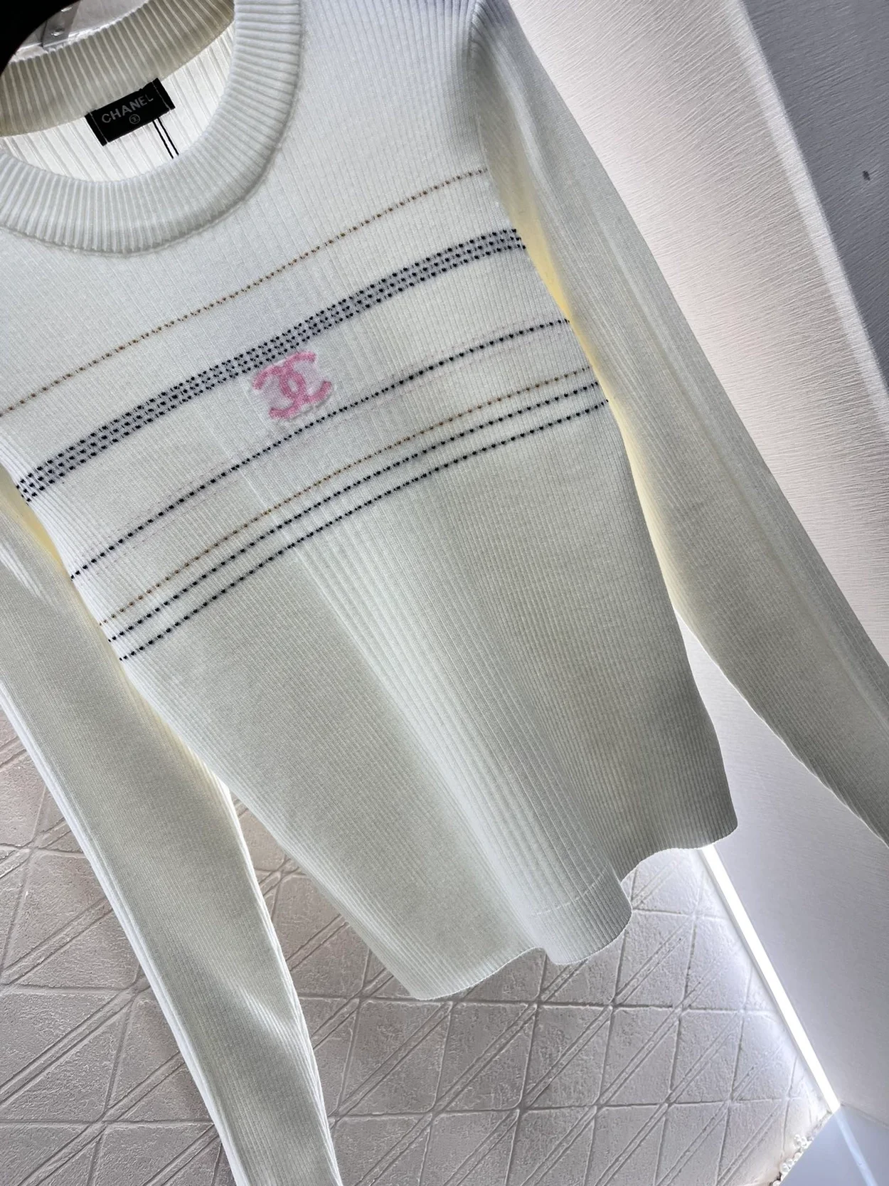 샤넬 엠브로이디드 크루넥 니트 아이보리