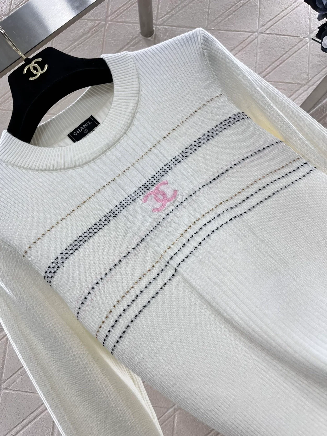 샤넬 엠브로이디드 크루넥 니트 아이보리