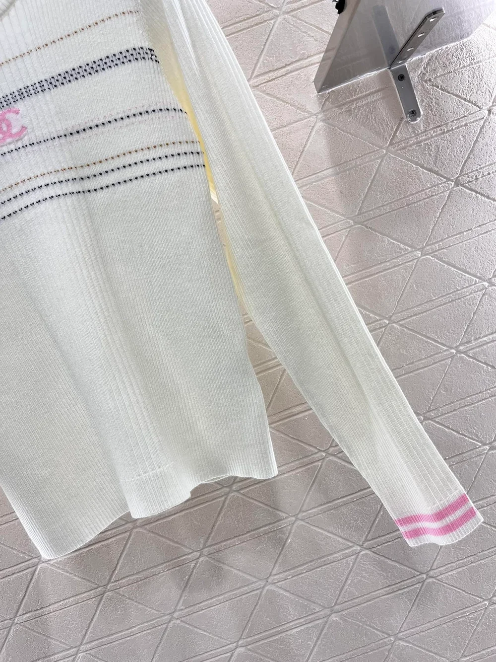 샤넬 엠브로이디드 크루넥 니트 아이보리