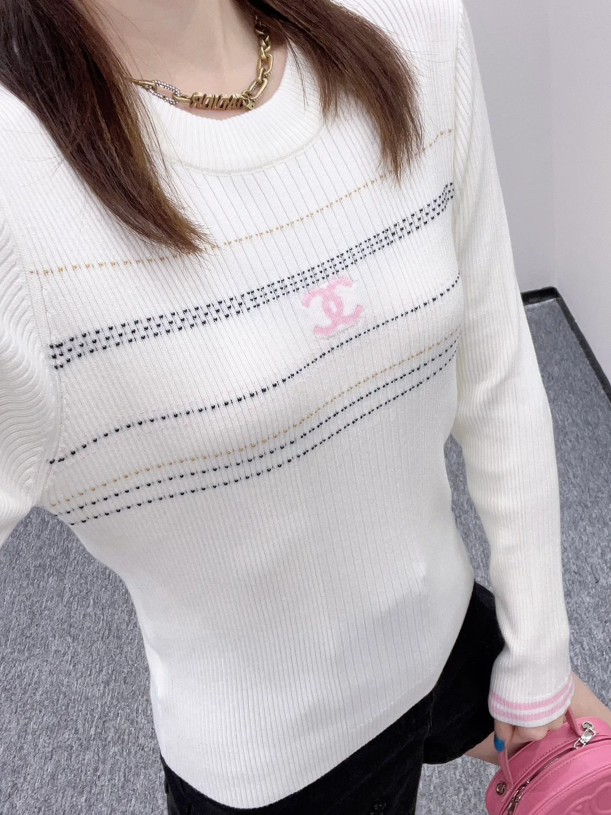 샤넬 엠브로이디드 크루넥 니트 아이보리