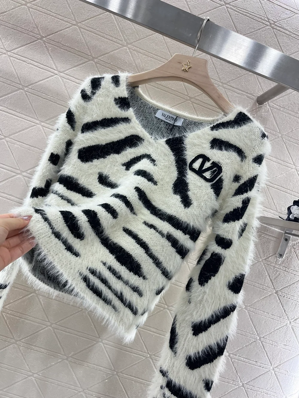 발렌티노 브이넥 풀오버 스웨터