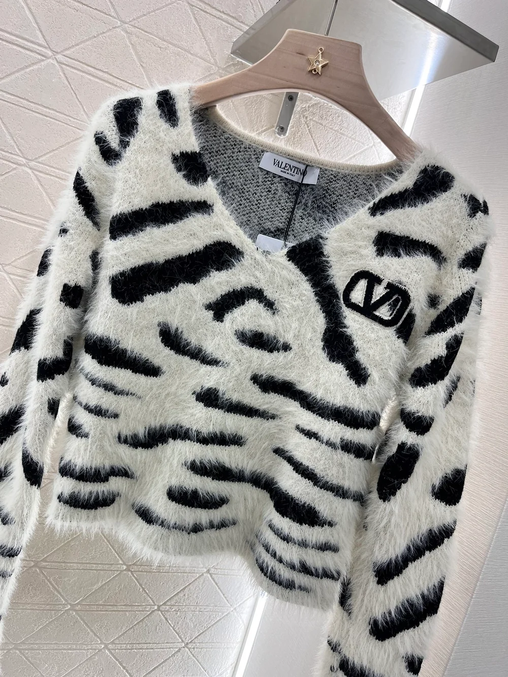 발렌티노 브이넥 풀오버 스웨터