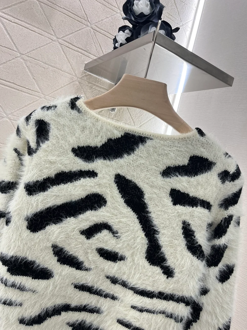 발렌티노 브이넥 풀오버 스웨터