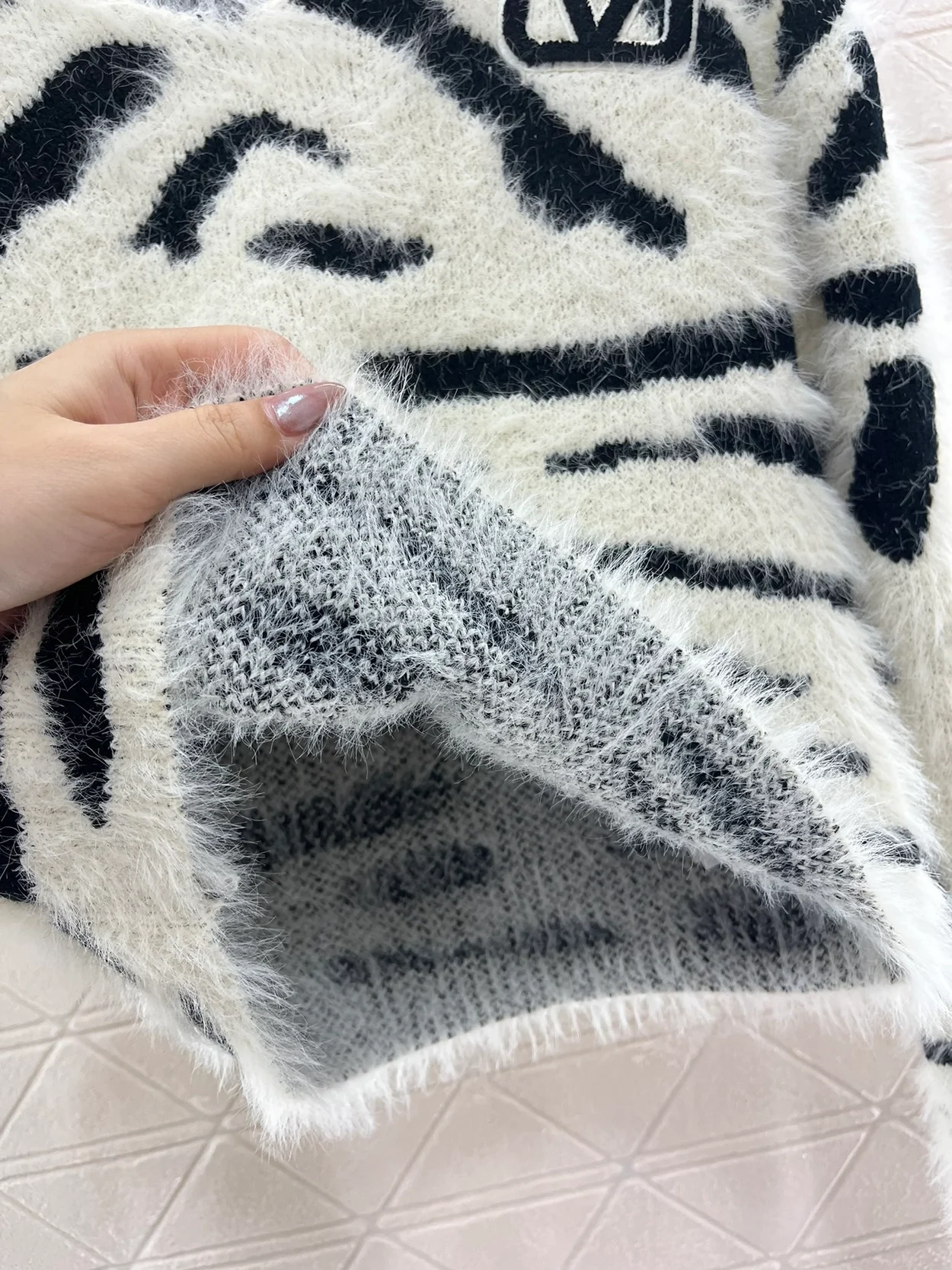 발렌티노 브이넥 풀오버 스웨터