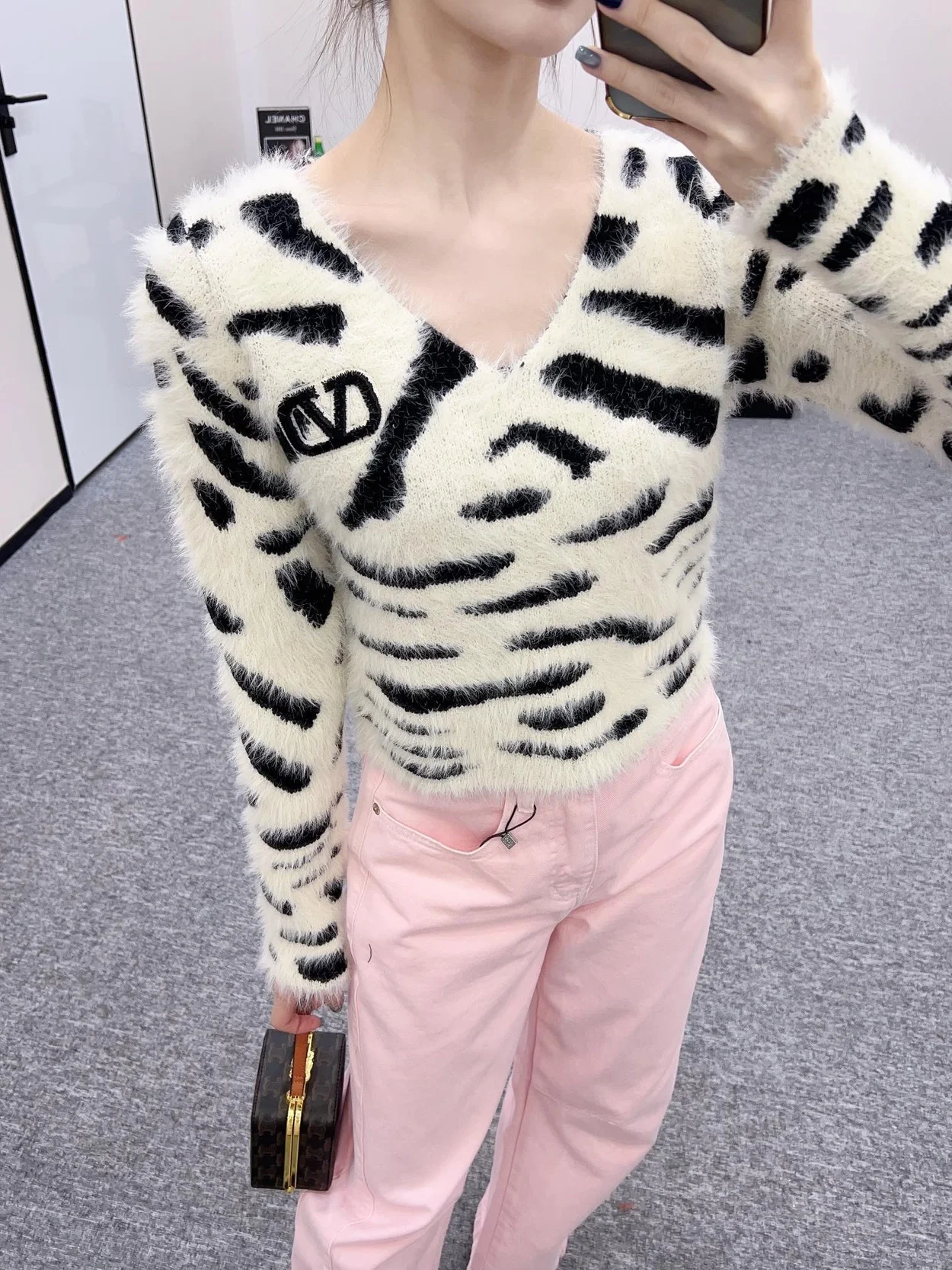 발렌티노 브이넥 풀오버 스웨터