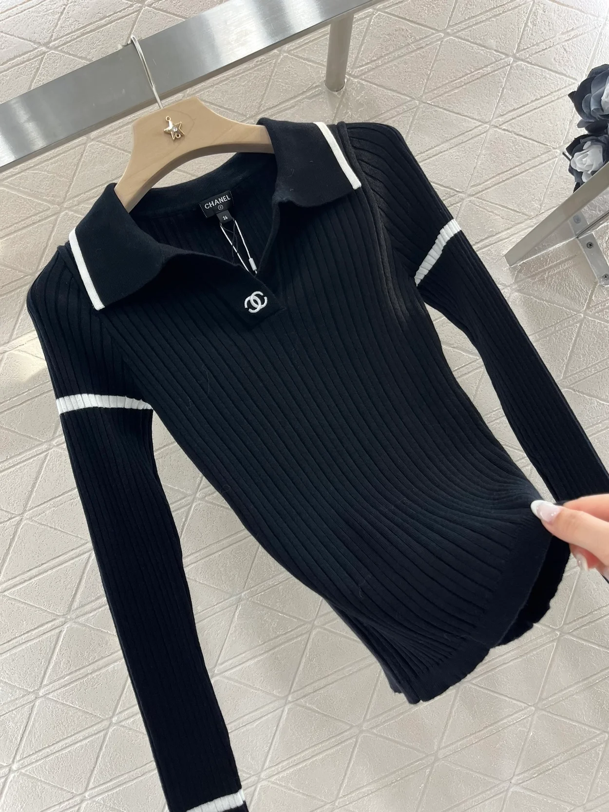 샤넬 브이넥 로고 골지 니트 블랙