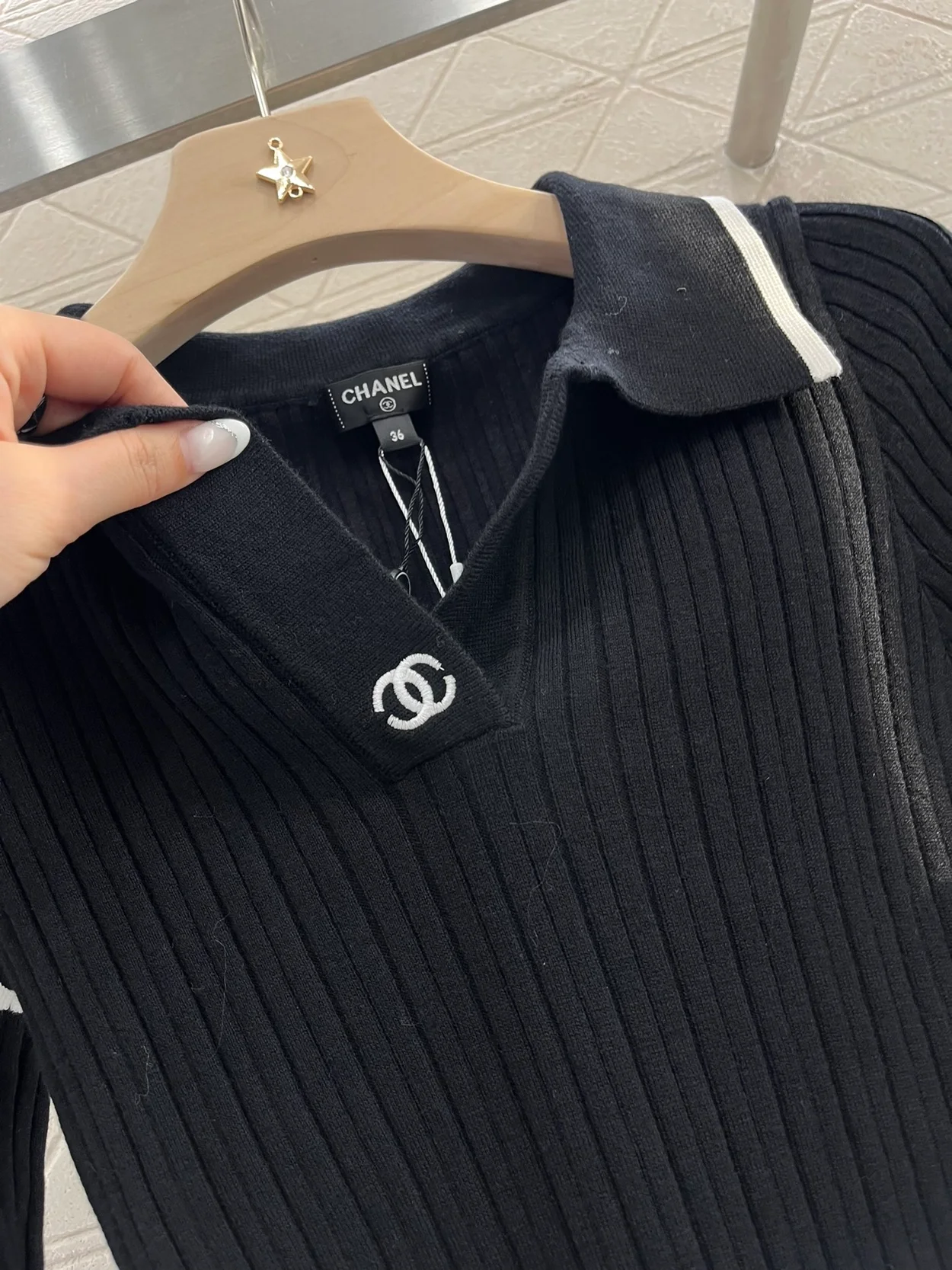 샤넬 브이넥 로고 골지 니트 블랙