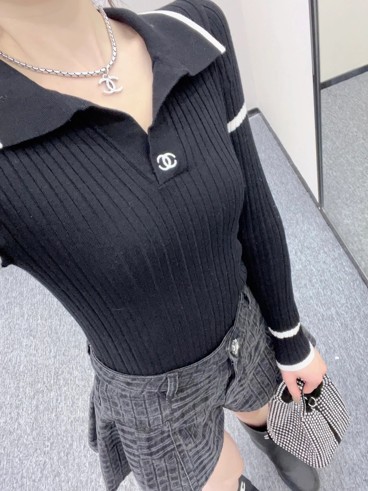 샤넬 브이넥 로고 골지 니트 블랙