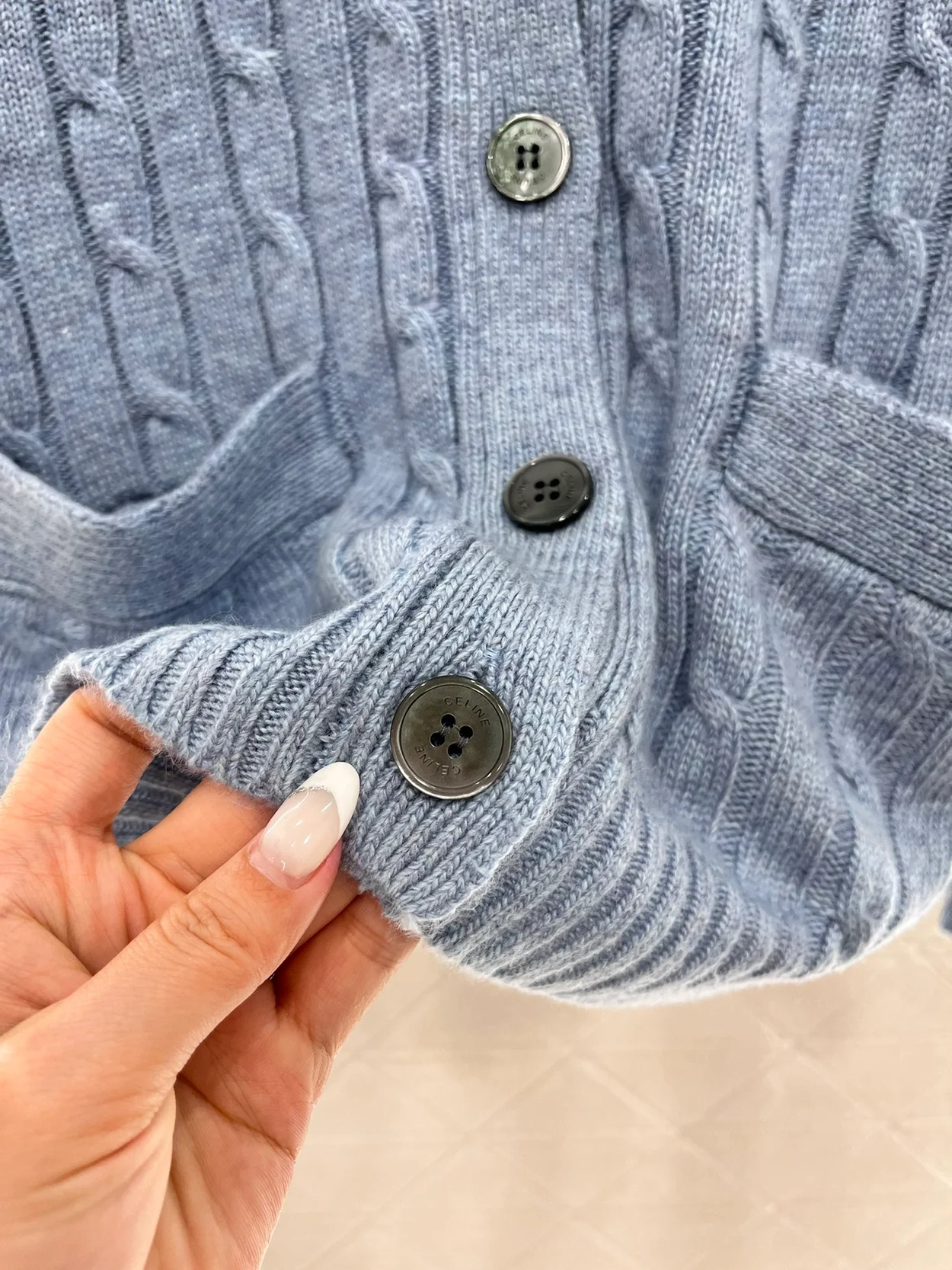 셀린느 캐시미어 케이블 니트 트리옹프 가디건 스카이