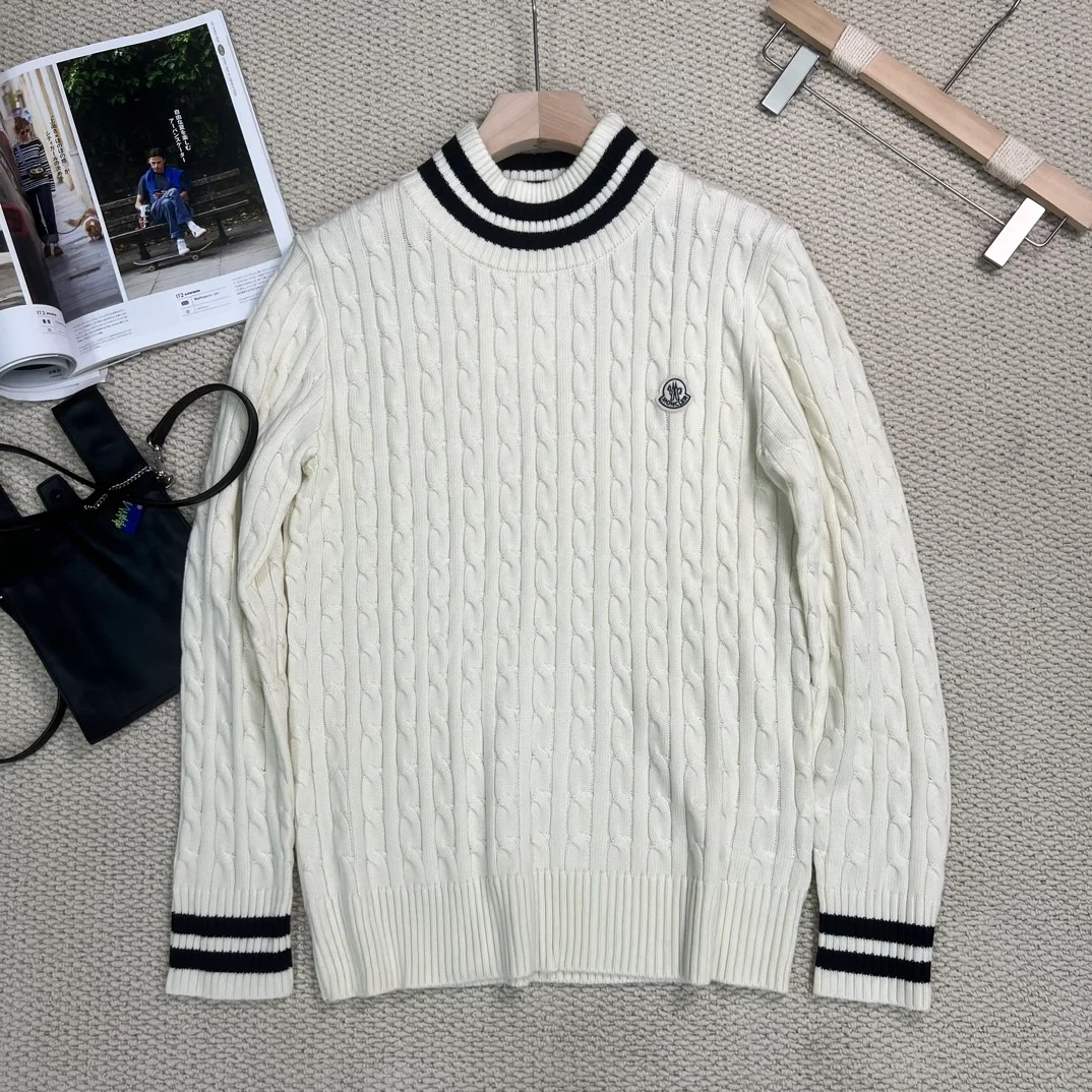 몽클레어 터틀넥 스웨터